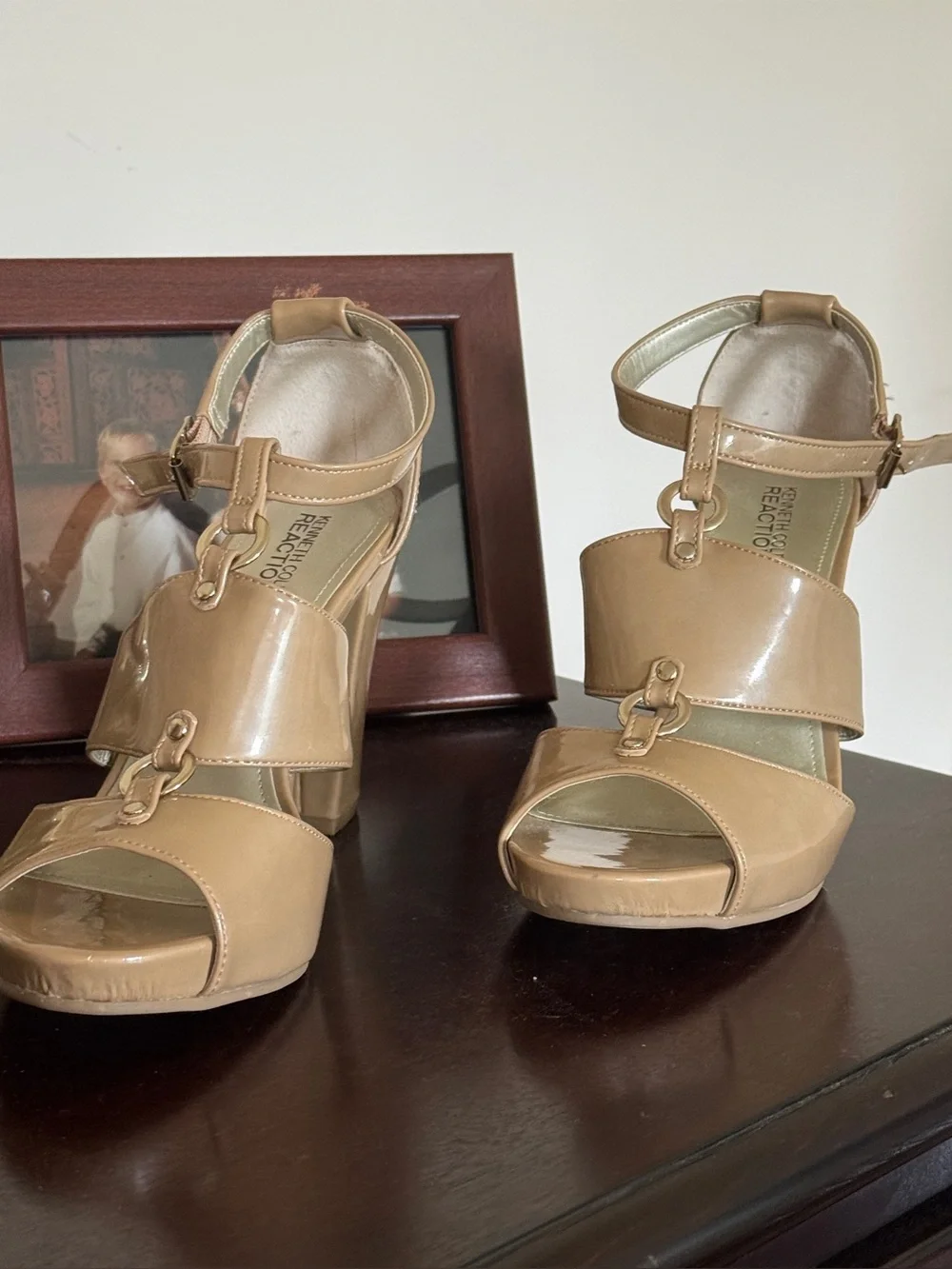 Kenneth Cole Neutral Patent Leather Platform Sandals - Beige Size 8.5